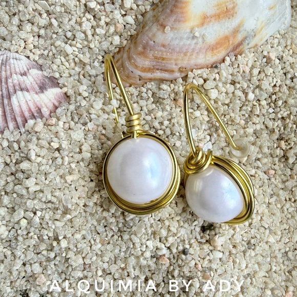 Alquimia Jewelry - GOLD EARRINGS + my mother’s favorite pearls